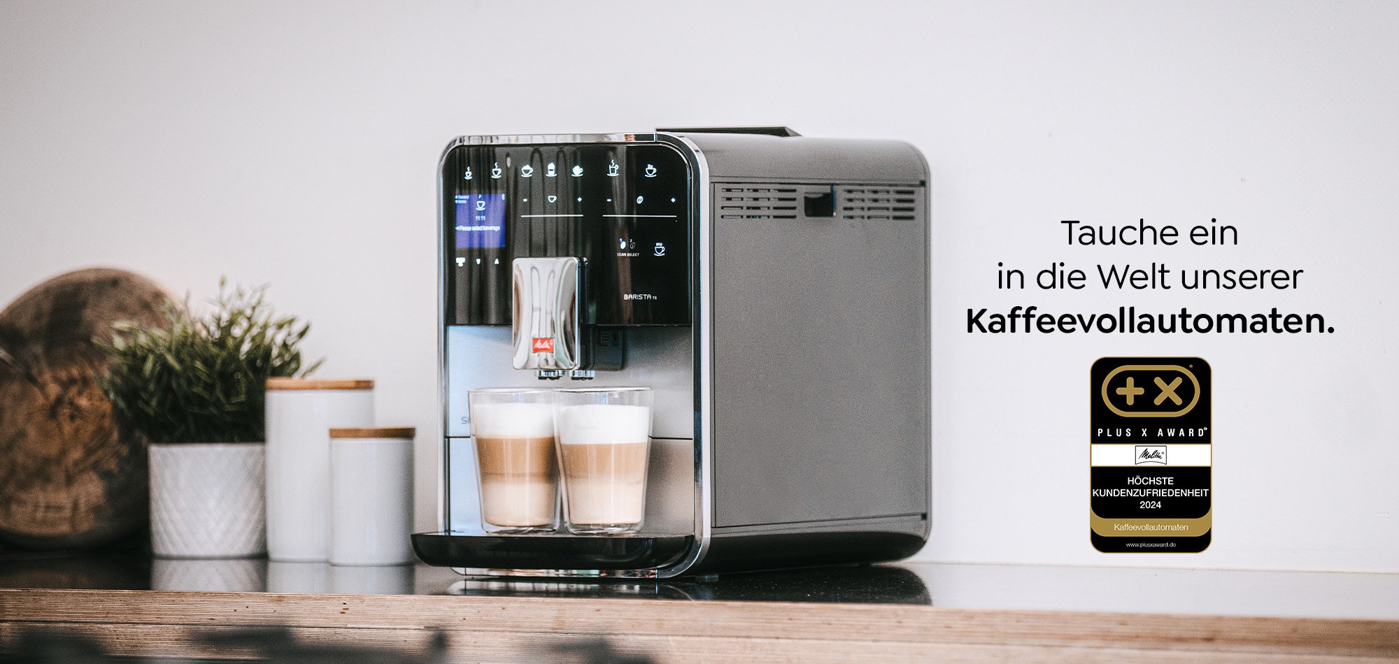 Melitta Barista T Smart in Silber bereitet zwei Latte Macchiato mit Auszeichnungs-Emblem zu