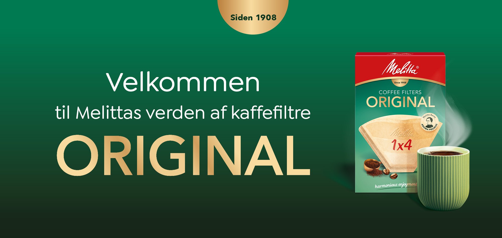 Pakke med Melitta ORIGINAL 1x4-kaffefiltre og en kop kaffe på et grønt banner, der byder velkommen til Melittas kaffefiltre.