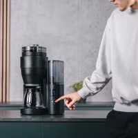 Produktbild von AromaFresh X Filterkaffeemaschine mit Mahlwerk, Schwarz-Silber - 2