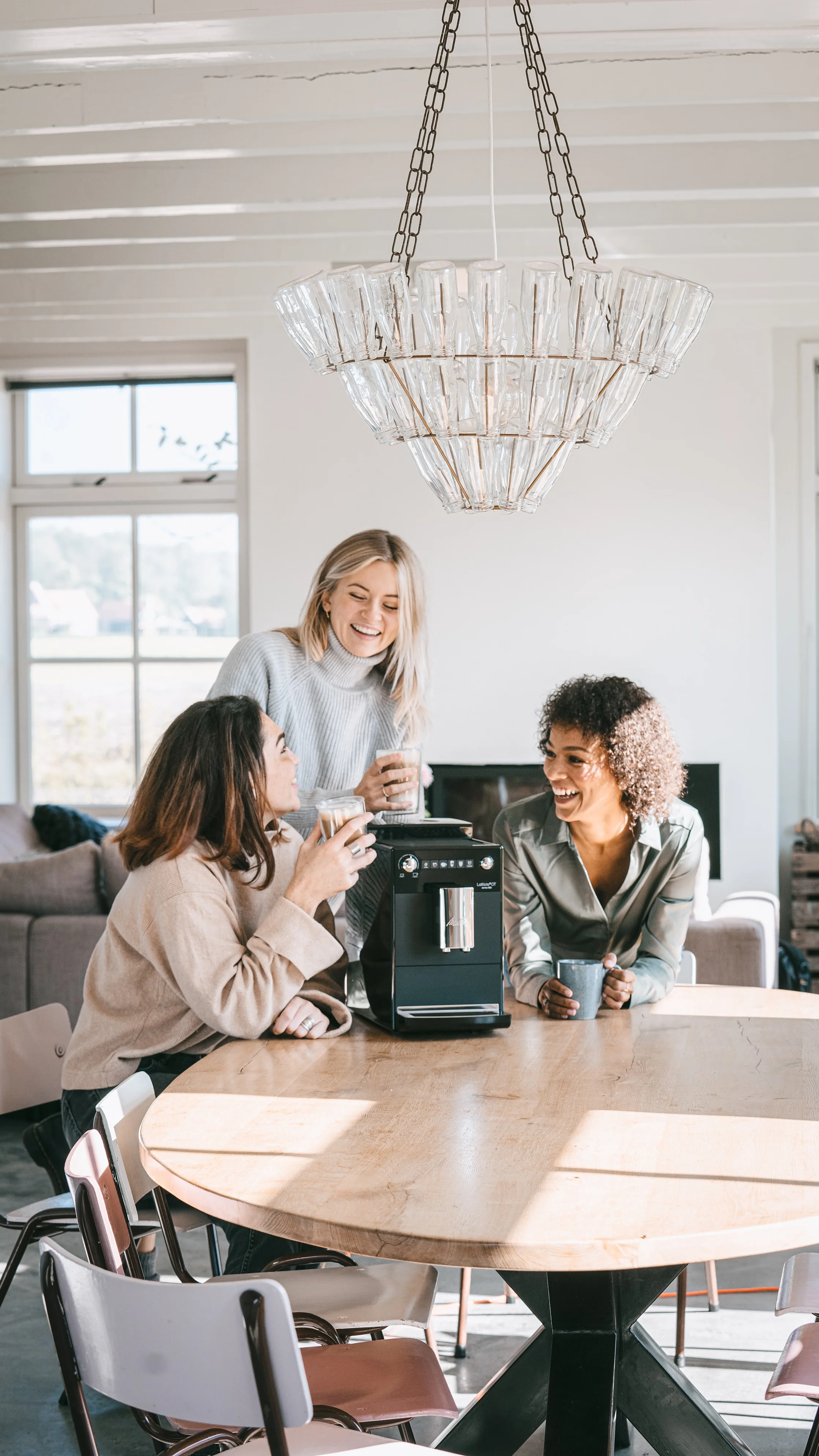 Drei Frauen geniessen gemeinsam Kaffee mit einer Melitta Latticia OT auf dem Tisch