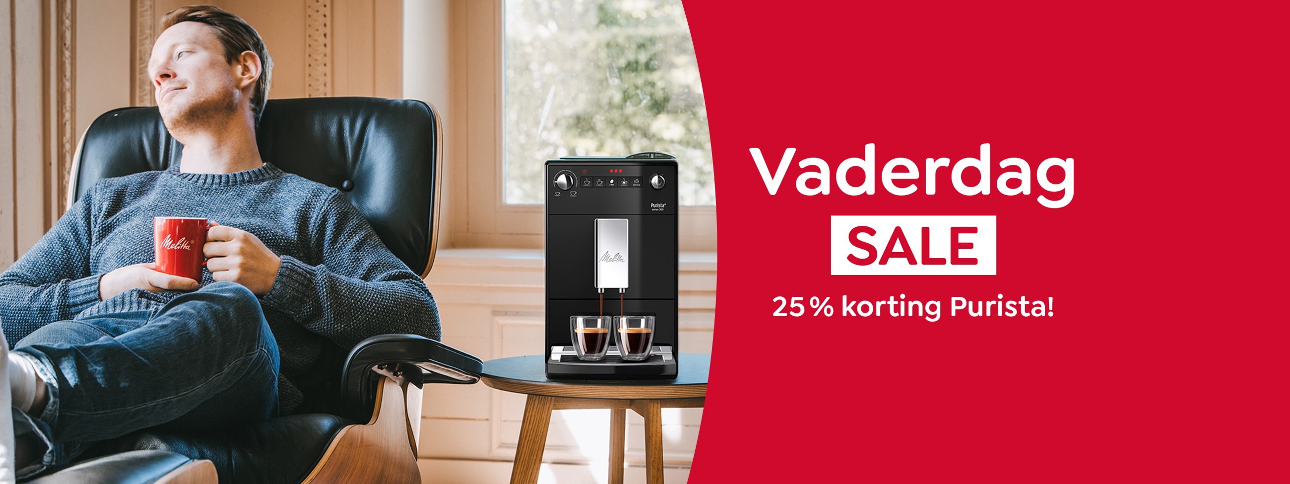 een man drinkt een kop Melitta koffie terwijl hij lekker in een relax stoel zit