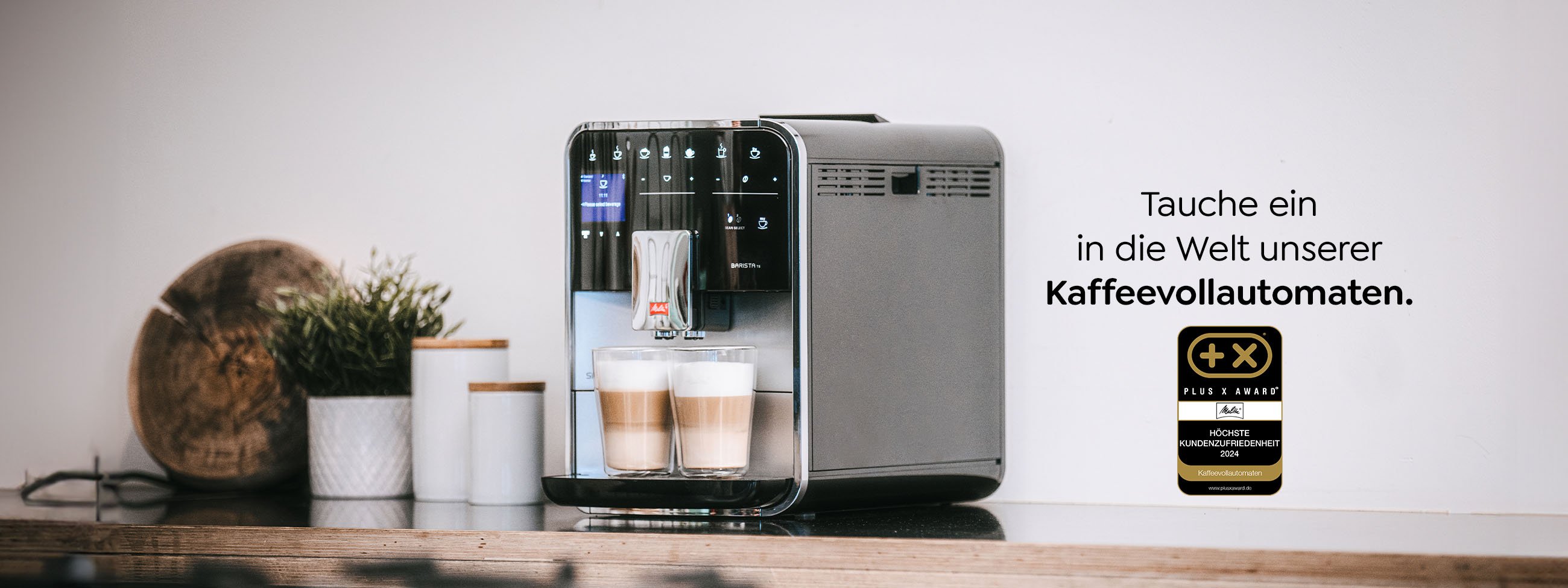 Melitta Barista T Smart in Silber bereitet zwei Latte Macchiato mit Auszeichnungs-Emblem zu