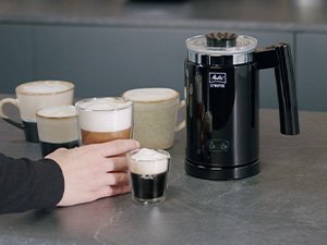 Melitta® Cremio® mælkeskummer med forskellige kaffespecialiteter og mælkeskum