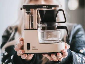 Woman holding a Melitta AromaBoy