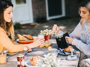 To personer nyder kaffespecialiteter ved bordet med Melitta® Cremio®