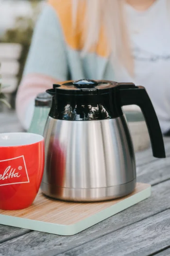 Image d'une verseuse et d'une tasse à café