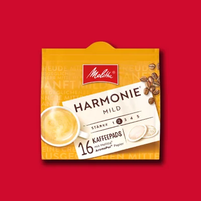 Melitta Harmonie Kaffeepads Packung auf rotem Hintergrund