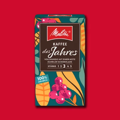 Melitta Filterkaffee Kaffee des Jahres  Kaffeepackung auf rotem Hintergrund