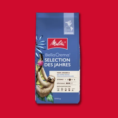 Melitta BellaCrema Selection des Jahres Kaffeepackung auf rotem Hintergrund