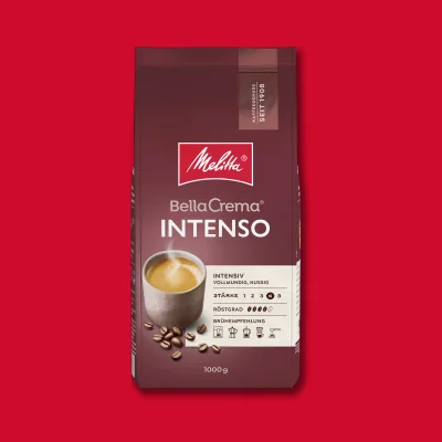 Melitta BellaCrema Intenso Kaffeepackung auf rotem Hintergrund