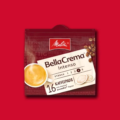 Melitta BellaCrema Intenso Kaffeepads Packung auf rotem Hintergrund