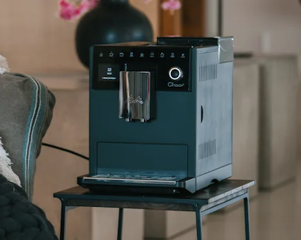 Machine à café Melitta CI Touch sur une table d’appoint dans un salon raffiné
