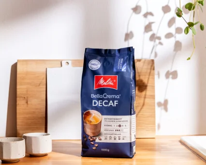 Melitta Kaffee Ganze Bohne – entkoffeiniert steht auf einem Holztisch