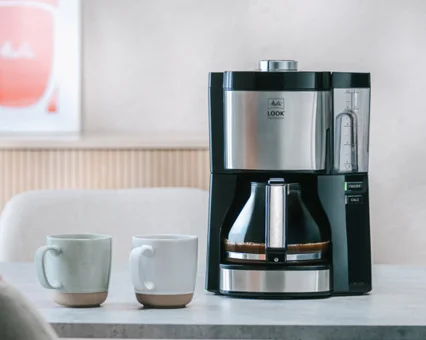 Melitta Look Perfection Plus filterkaffebryggare med två muggar på bordet.
