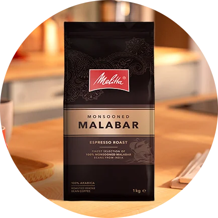 Melitta Monsooned Malabar Kaffeepackung auf einer hölzernen Küchentheke