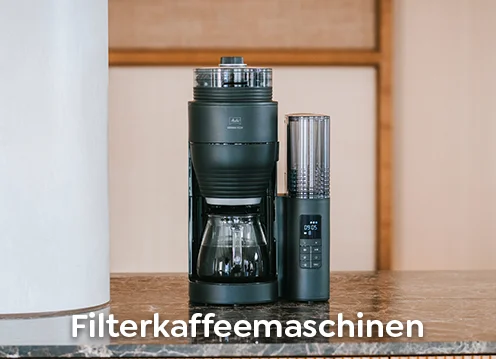 Die AromaFresh X brüht einen frischen Filterkaffee und steht auf einer Küchentheke