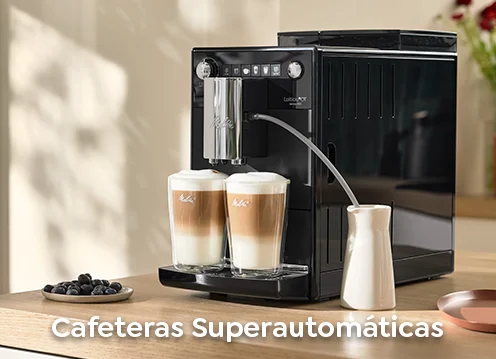 Cafetera superautomática Melitta preparando un latte macchiato sobre una encimera de cocina.