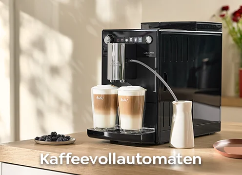 Melitta Latticia OT Kaffeevollautomat mit zwei Latte Macchiato steht auf einer Küchentheke.