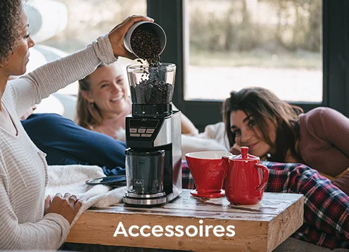 Blije vrienden gebruiken de koffiemolen van Melitta