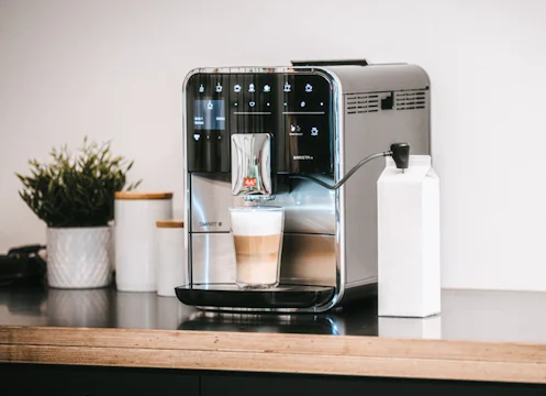 Barista TS with a freshly prepared Melitta coffee and a milk frother.