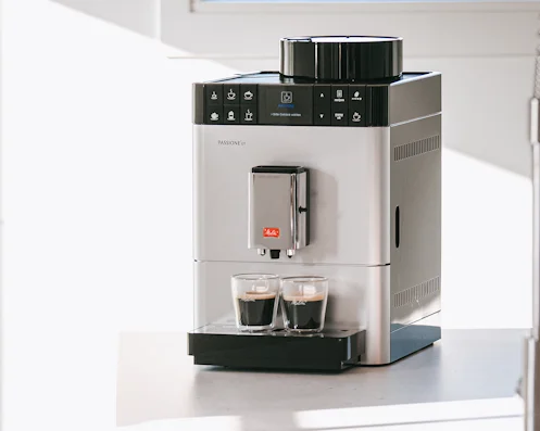 Melitta Passione OT bereitet zwei Espressi in einer hellen Küche zu