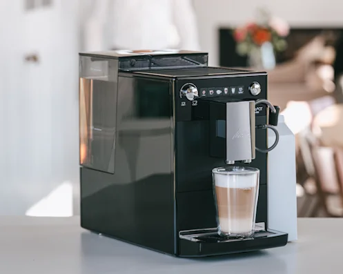 Melitta Latticia OT bereitet einen frischen Latte Macchiato zu