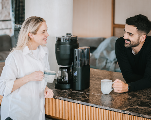 Cafetière filtre Melitta epour avec verseuse en verre et élément doré sur un buffet
