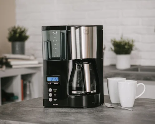 Cafetera de filtro Melitta Optima Timer con pantalla digital sobre una encimera de cocina