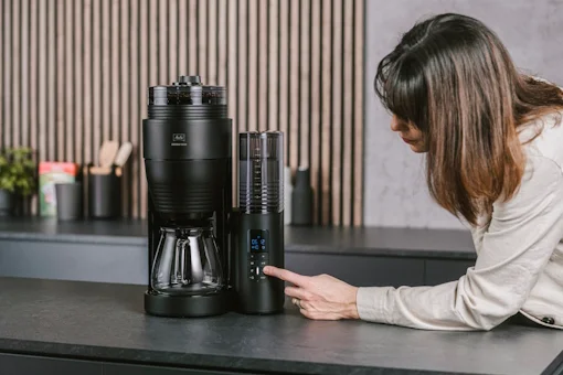 Kvinna använder kontrollpanelen på Melitta AromaFresh Pro
