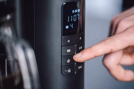 Finger drückt Bedientaste am Display der Melitta® AromaFresh X Filterkaffeemaschine