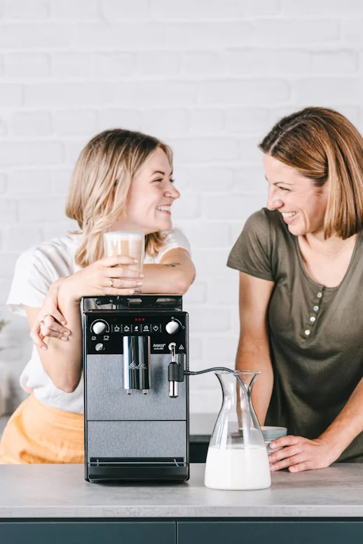 Zwei Freunde haben spaß und die Linke Frau hat ihren Arm auf der Melitta Avanza