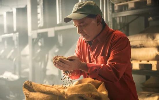 Coffee farmer to smell Melitta coffee beans