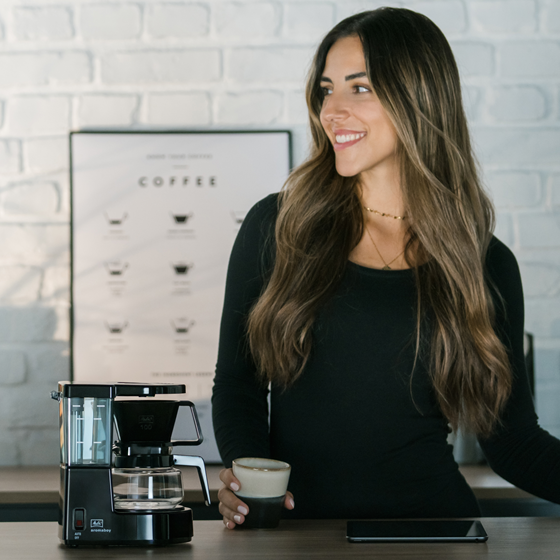 Frau mit schwarzen Melitta Aromaboy in einer Küche