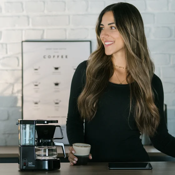 Frau mit schwarzen Melitta Aromaboy in einer Küche