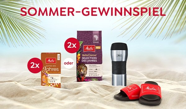 Melitta® Kaffee des Jahres 2026 (Bohnen & Filterkaffee) ein Thermobecher und Badelatschen liegen im Sand unter Palmenblättern.