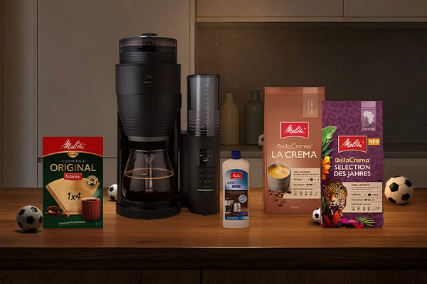 Gewinne auf Küchentheke: AromaFresh Kaffeemaschine, 2x1kg Kaffeebohnen, Filterpapier, Maschinenpflege & versteckte Fußbälle.