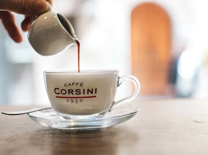 image d'une tasse de café Corsini posée sur une table