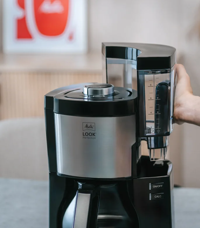 Melitta Look V Perfection Plus med avtagbar vattentank som tas bort för hand.