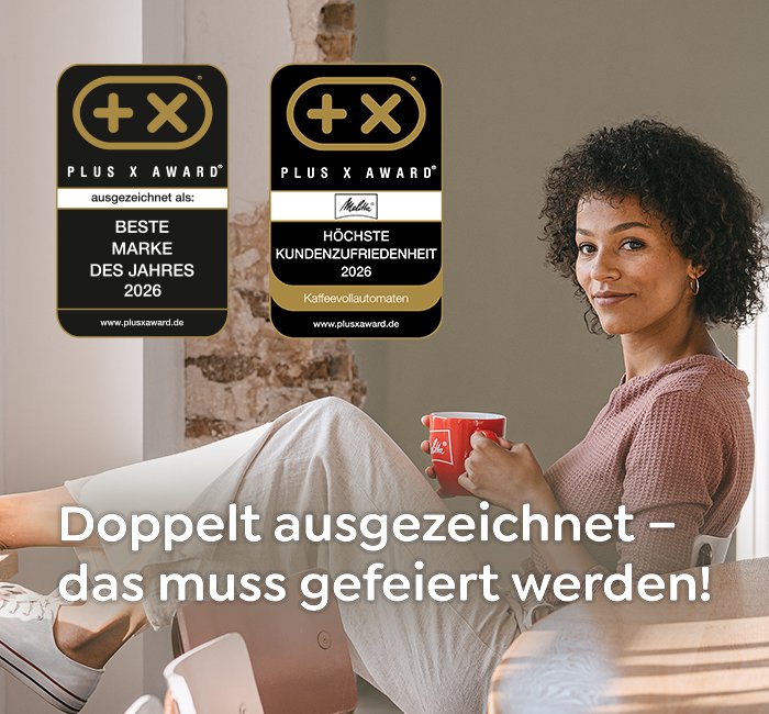 Frau hält rote Melitta Tasse, PLUS X Award Auszeichnungen (Höchste Kundenzufriedenheit 2026 & beste Marke des Jahres 2026), Überschrift: doppelt ausgezeichnet - das muss gefeiert werden.