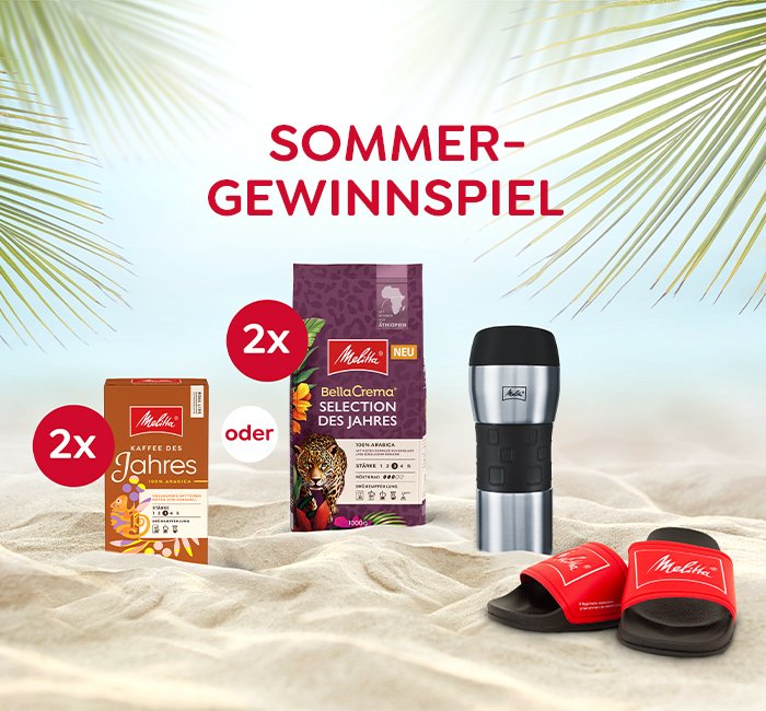 Melitta® Kaffee des Jahres 2026 (Bohnen & Filterkaffee) ein Thermobecher und Badelatschen liegen im Sand unter Palmenblättern.
