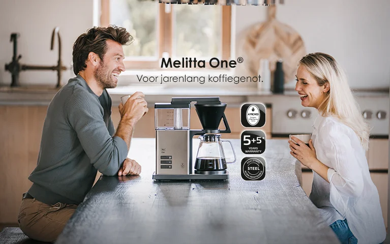 2 mensen drinken een kop koffie gemaakt met de Melitta ONE koffiemachine