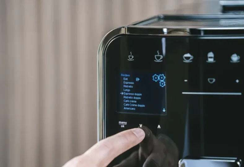 Nahaufnahme des Melitta Barista T Smart Displays mit Hand bei der Auswahl einer Kaffeespezialität