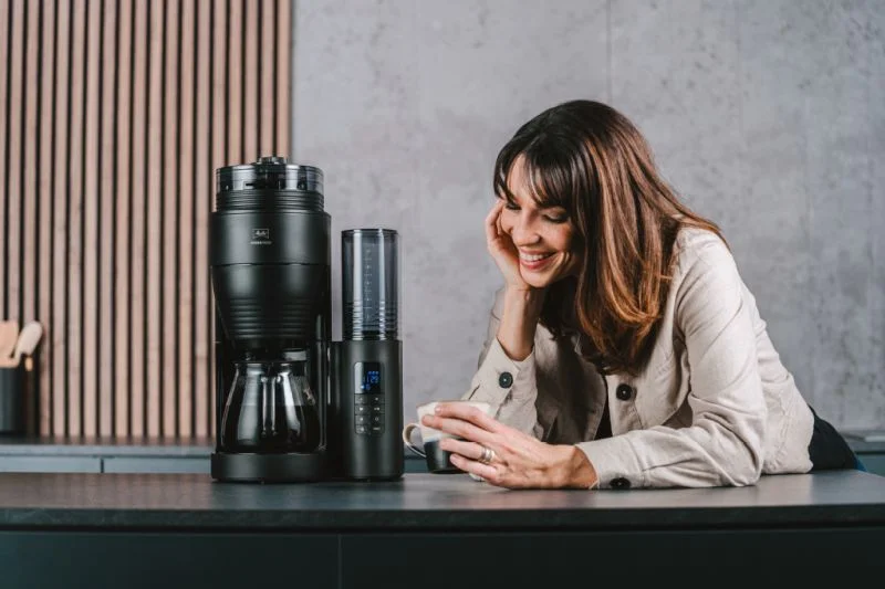 Image d'une personne appréciant son café fait avec notre cafetière electrique Aromafresh qui garantit une parfaite extraction des arômes et un café personnalisé